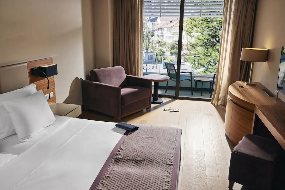 هتل تی یو آی بلو گرند آزور